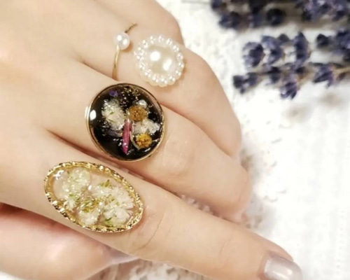 沢山散らばったドライフラワーリング︎︎ ◌ 指輪・リング くるみ 通販