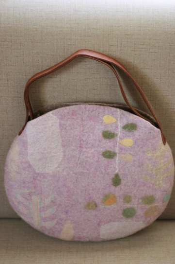 おしゃべりな木立ち（横丸型）フェルトバッグ 淡ラベンダー 20,350円
