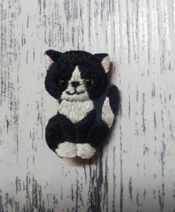 ブラックの猫刺繍ブローチ【受注製作】 | iichi 日々の暮らしを