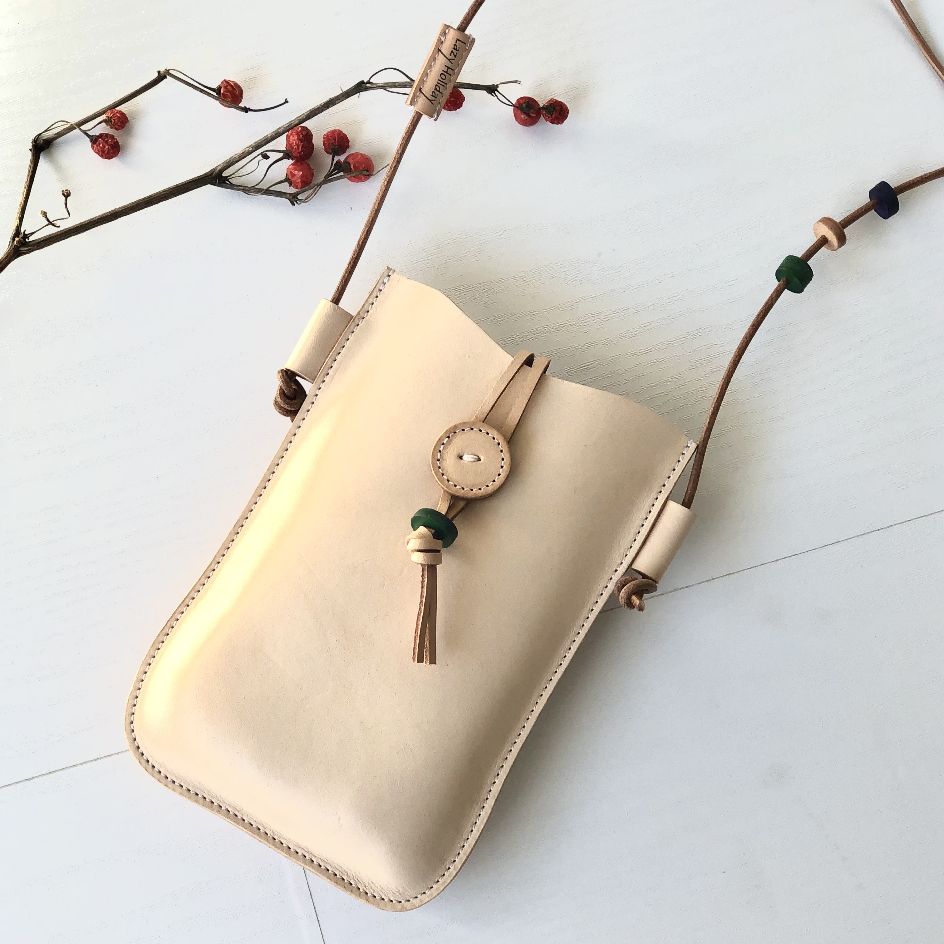 LazyHoliday＊★ヌメ革のスマホ・ポシェット（縦型）