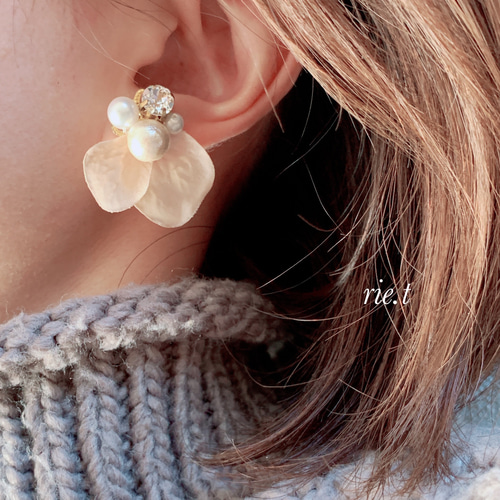 rie.t】コットンパールとベージュの花びら(2色) ピアス／イヤリング 