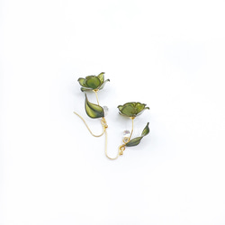 一輪の薔薇 ピアス(各種金具変更有)グリーン ディップアート アメリカンフラワー ワイヤー レジン 透明感　推し活 5枚目の画像