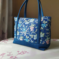 花柄リバティバッグ　かぶせのついたトートバッグ（ブルー） 9枚目の画像