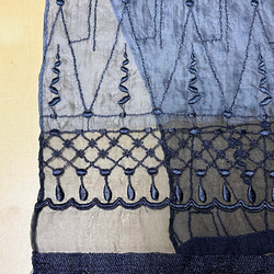 母の日 スカーフ 手染めシルク ネイビー  刺繍入りno,32 silk ギフト カジュアル 塩縮加工 2枚目の画像