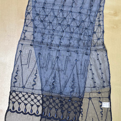 母の日 スカーフ 手染めシルク ネイビー  刺繍入りno,32 silk ギフト カジュアル 塩縮加工 3枚目の画像