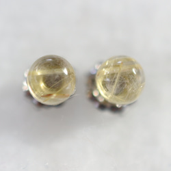 （獨一無二的商品）金髮晶石英耳釘（5 毫米，鈦柱） 第1張的照片