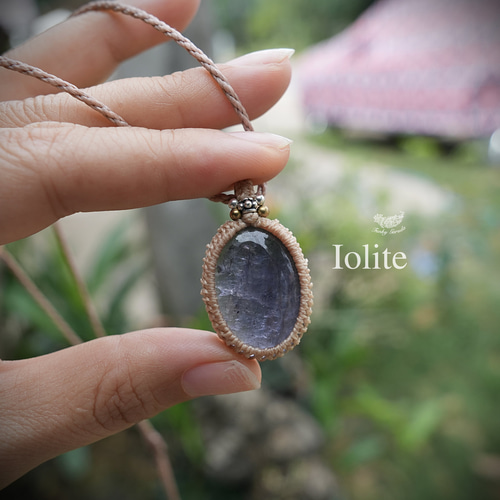 ブラッドショットアイオライトサンストーンのマクラメネックレス ま