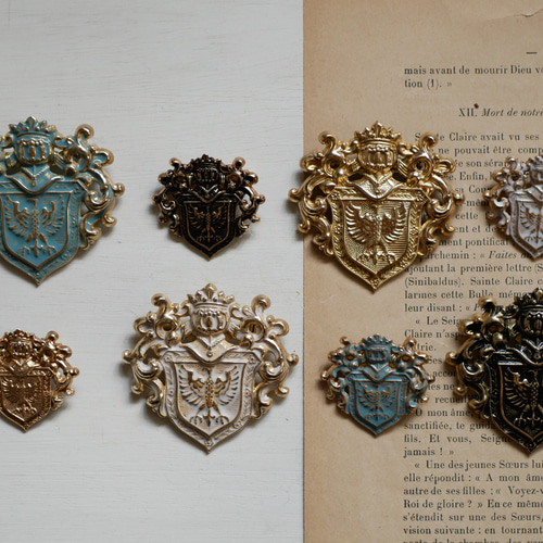 アンティーク鉄製 装飾紋章 入り146g 百合の紋章ボタン 23mm |メタルボタンの卸通販 《タカシマ》