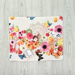 リバーシブルで使えるランチマット　カゴいっぱいに「かわいい」を乗せて❁　パッチワーク風花柄×　お花畑の猫　女の子　 3枚目の画像