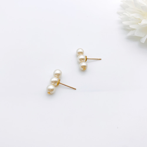 送料込み】小さめ♡3連パールのピアス（イヤリング変更可） パール