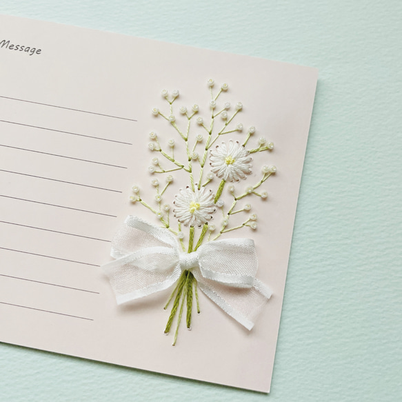 白いガーベラとかすみ草の花束　刺繍メッセージカード 結婚 出産 母の日 父の日 就職 卒業 入学 2枚目の画像