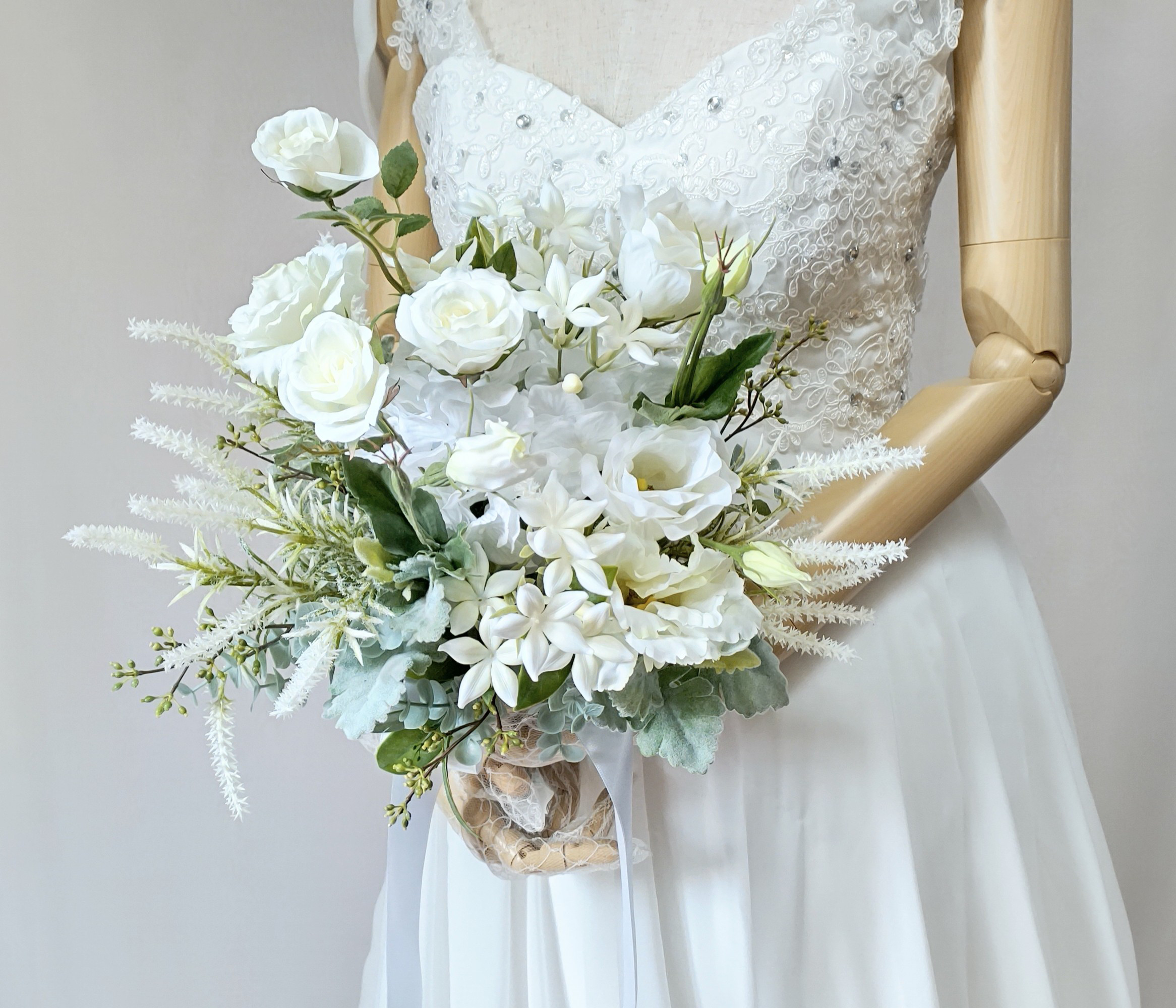 ウエディングブーケ(優しく薫るように爽やかホワイト)ブートニア込み 世界で１つ貴女だけにお勧めします。