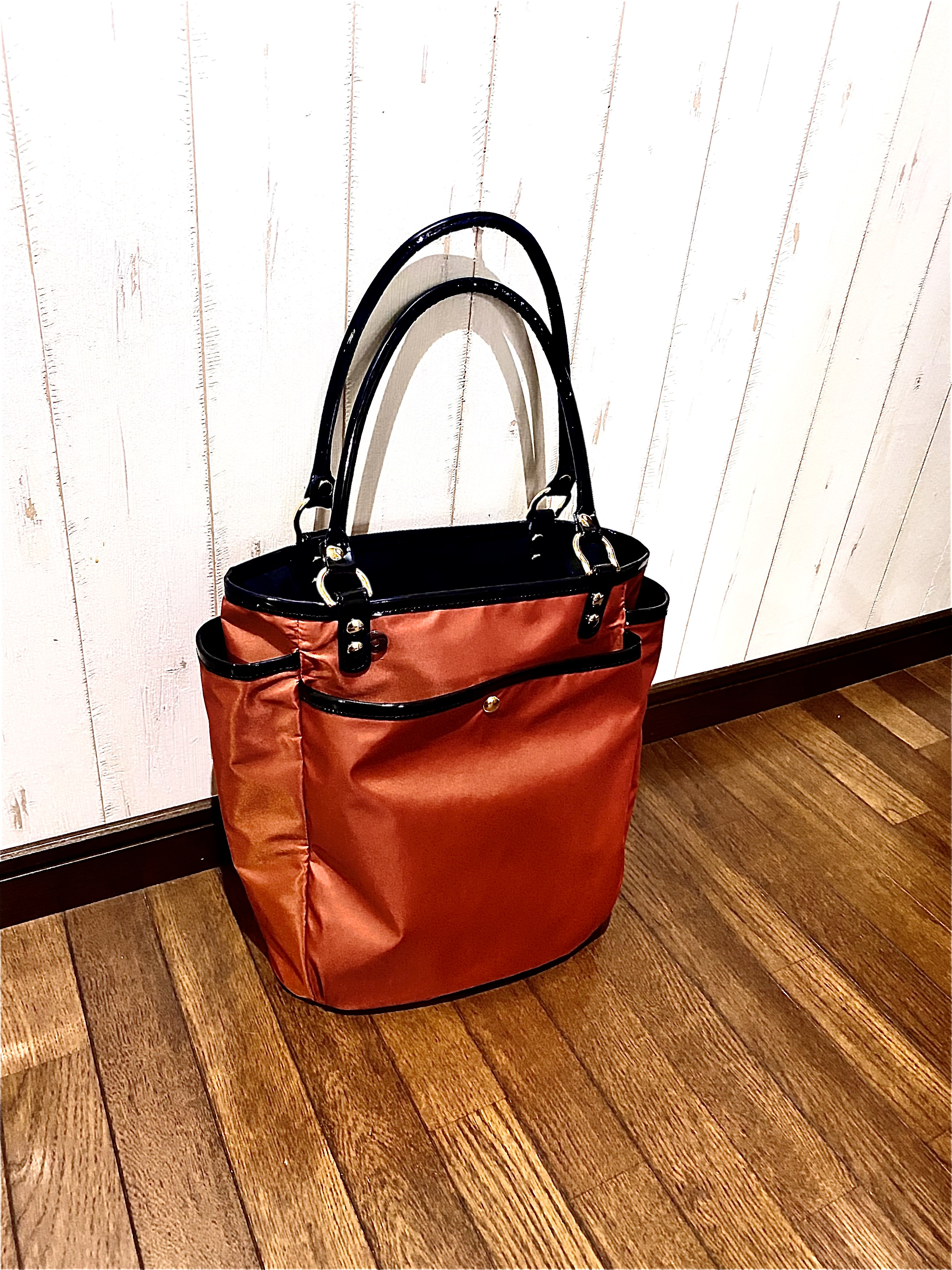 4面ポケットのナイロンのトートバッグ