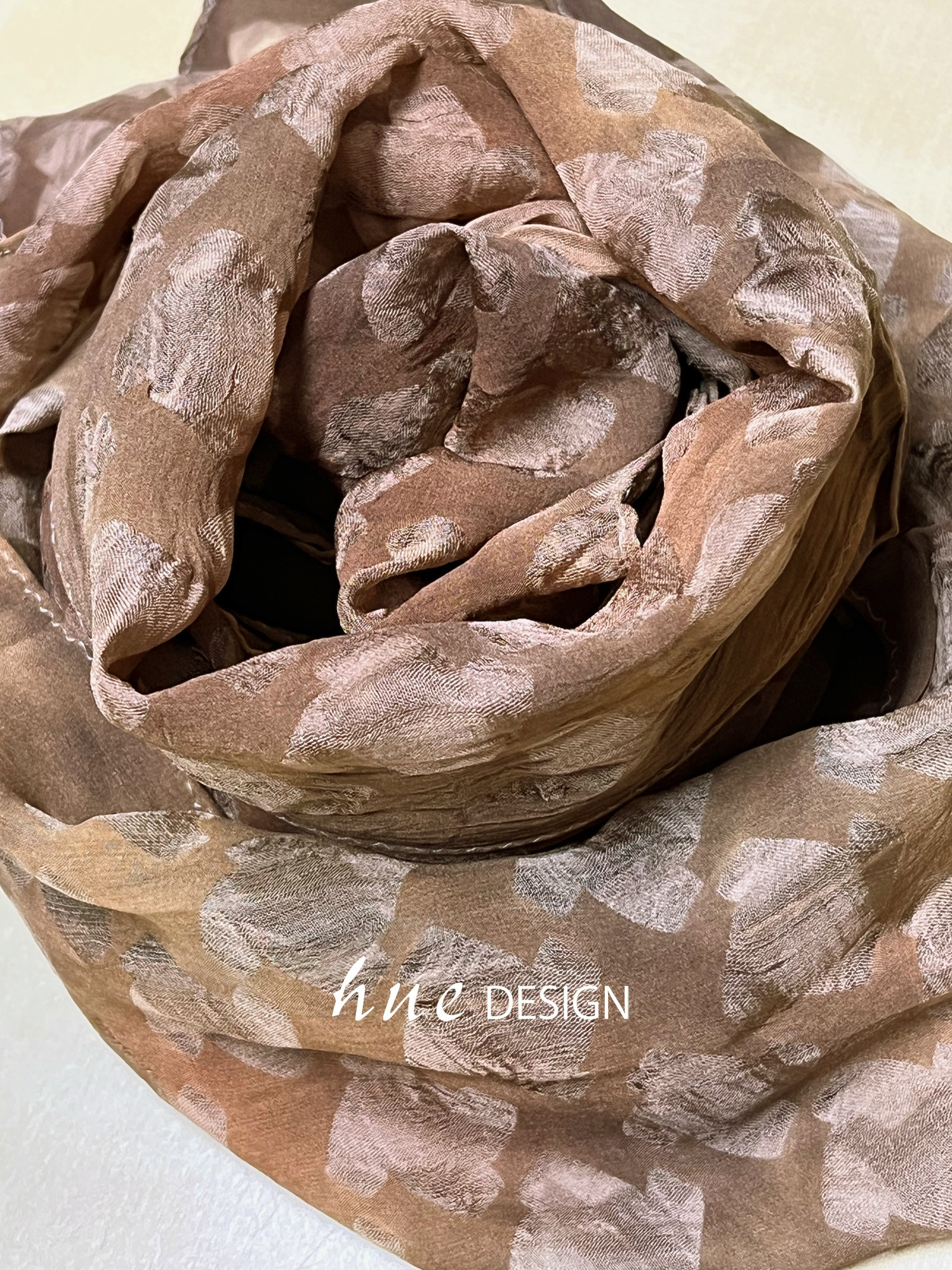 スカーフ 手染め シルク no.55A 風車 地紋柄入 国産silk ギフト カジュアル ブラウン　母の日