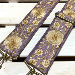 50mm太幅・斜め掛けショルダーストラップ★薄茶色ベルト+くすみ紫のサテン風生地にゴールドグラデの大輪の花刺繍ストラップ 1枚目の画像