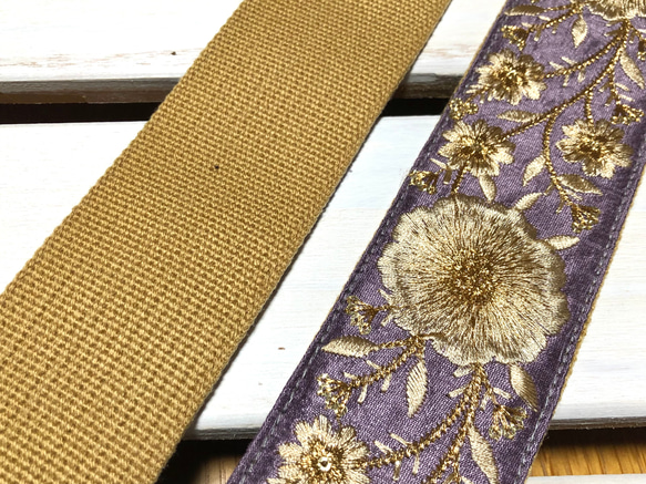 50mm太幅・斜め掛けショルダーストラップ★薄茶色ベルト+くすみ紫のサテン風生地にゴールドグラデの大輪の花刺繍ストラップ 4枚目の画像