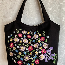 再販　花束刺繍のトートバッグ 1枚目の画像