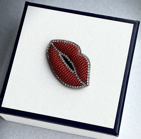 ビーズ刺繍のブローチ　-唇(セクシー)lips- 3枚目の画像
