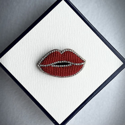 ビーズ刺繍のブローチ　-唇(セクシー)lips- 2枚目の画像