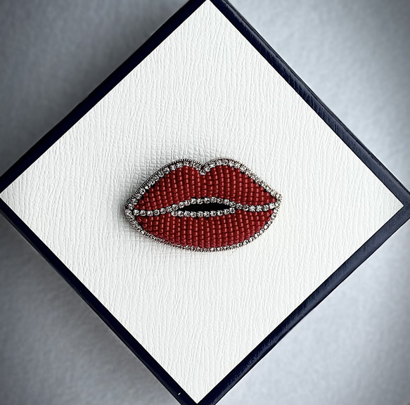 ビーズ刺繍のブローチ　-唇(セクシー)lips- 2枚目の画像