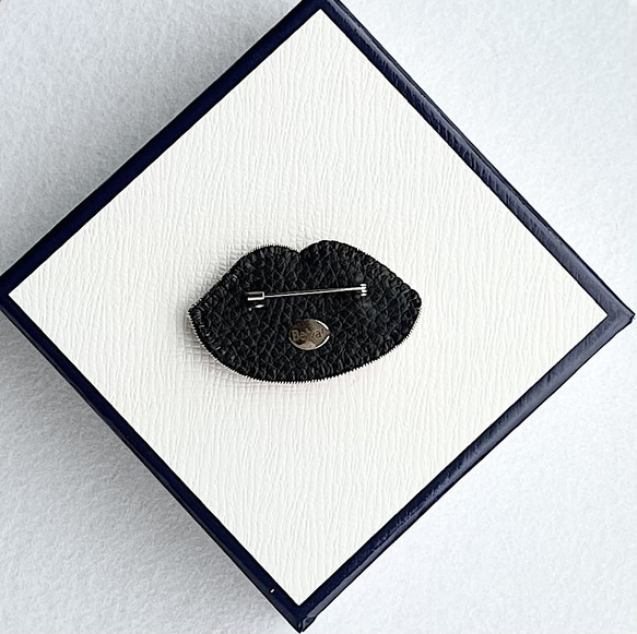 ビーズ刺繍のブローチ　-唇(セクシー)lips- 6枚目の画像