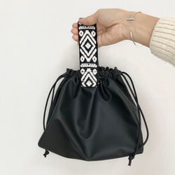 ワンハンドル巾着バッグ フェイクレザー 合皮 刺繍リボン 黒 巾着