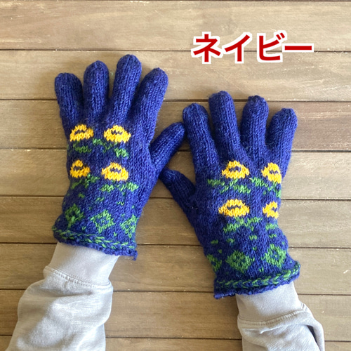 花柄装飾の濃紺水指 花柄装飾の濃紺水指
