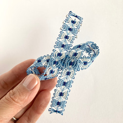 糸のリボンモチーフのブローチ　コサージュ　ブルー　ニャンドゥティ　受注制作 4枚目の画像