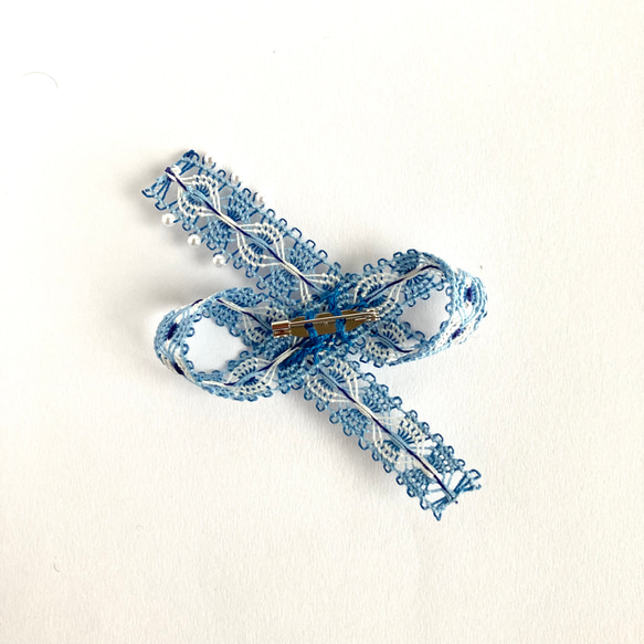 糸のリボンモチーフのブローチ　コサージュ　ブルー　ニャンドゥティ　受注制作 6枚目の画像