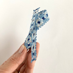 糸のリボンモチーフのブローチ　コサージュ　ブルー　ニャンドゥティ　受注制作 5枚目の画像