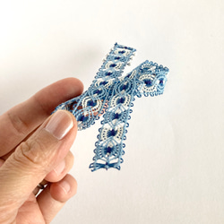 糸のリボンモチーフのブローチ　コサージュ　ブルー　ニャンドゥティ　受注制作 3枚目の画像