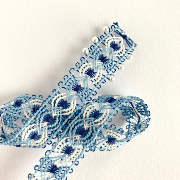 糸のリボンモチーフのブローチ　コサージュ　ブルー　ニャンドゥティ　受注制作 2枚目の画像