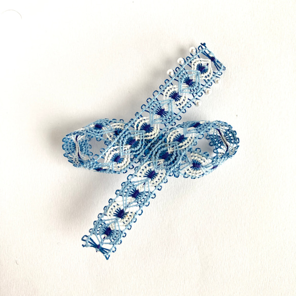 糸のリボンモチーフのブローチ　コサージュ　ブルー　ニャンドゥティ　受注制作 1枚目の画像