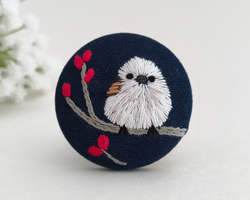 受注制作】雪の妖精シマエナガの刺繍ブローチor刺繍ヘアゴム ブローチ