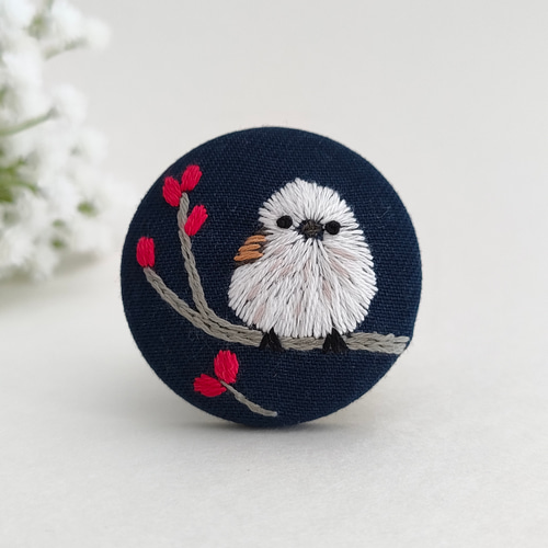 受注制作】雪の妖精シマエナガの刺繍ブローチor刺繍ヘアゴム ブローチ