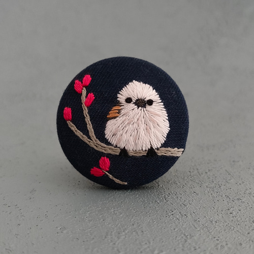 受注制作】雪の妖精シマエナガの刺繍ブローチor刺繍ヘアゴム ブローチ