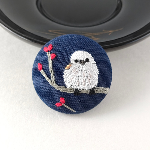 受注制作】雪の妖精シマエナガの刺繍ブローチor刺繍ヘアゴム ブローチ
