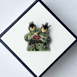 ビーズ刺繍のブローチ　-雨蛙frog- 2枚目の画像