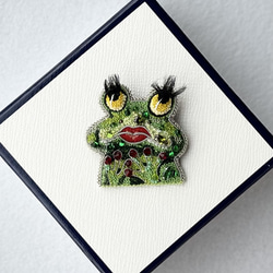 ビーズ刺繍のブローチ　-雨蛙frog- 5枚目の画像