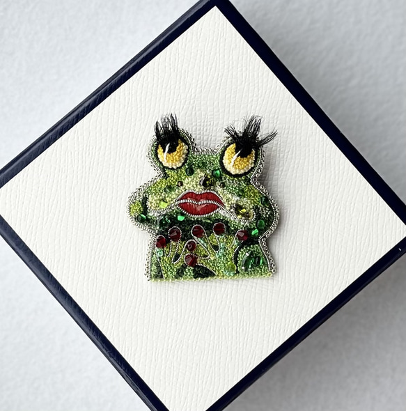 ビーズ刺繍のブローチ　-雨蛙frog- 5枚目の画像