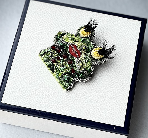 ビーズ刺繍のブローチ　-雨蛙frog- 4枚目の画像