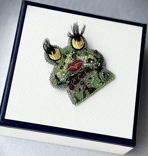 ビーズ刺繍のブローチ　-雨蛙frog- 3枚目の画像