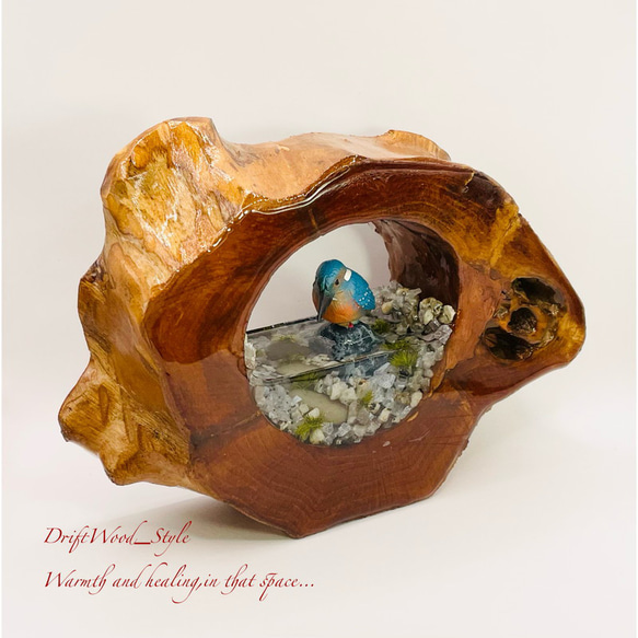 一つ限りの流木アート カワセミ ジオラマ 流木 フィギュア 置物 鳥 インテリア レジン テラリウム 水辺 N10 4枚目の画像