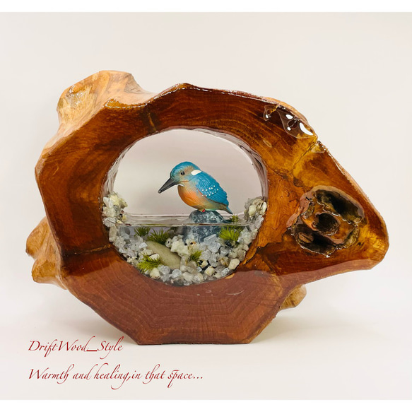 一つ限りの流木アート カワセミ ジオラマ 流木 フィギュア 置物 鳥 インテリア レジン テラリウム 水辺 N10 1枚目の画像
