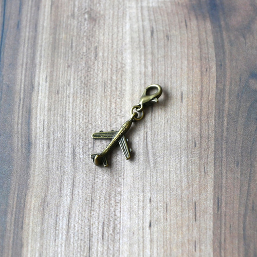 トラベラーズノートを飾る飛行機チャーム【アンティークゴールド