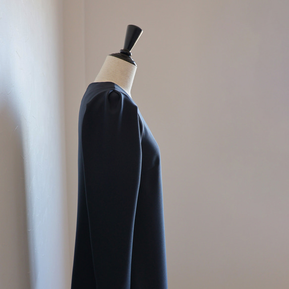 [我想要一件◎優雅連身裙] 看起來俐落的露肩連身裙[海軍藍] 第12張的照片
