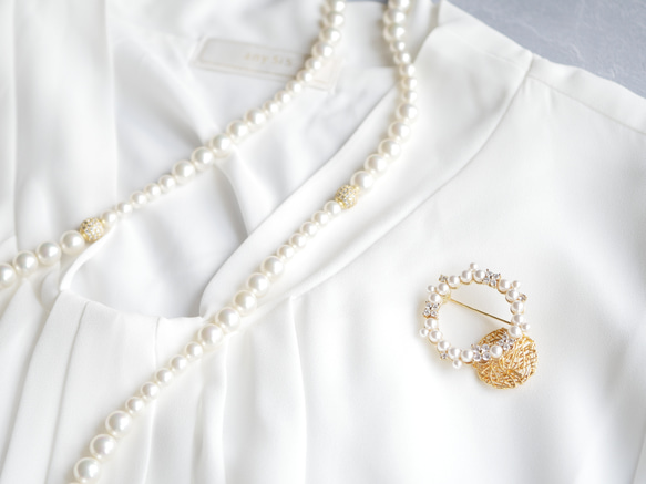 珍珠和氧化鋯花雙圈胸針 〇 也適合畢業典禮和入學典禮 〇 第5張的照片