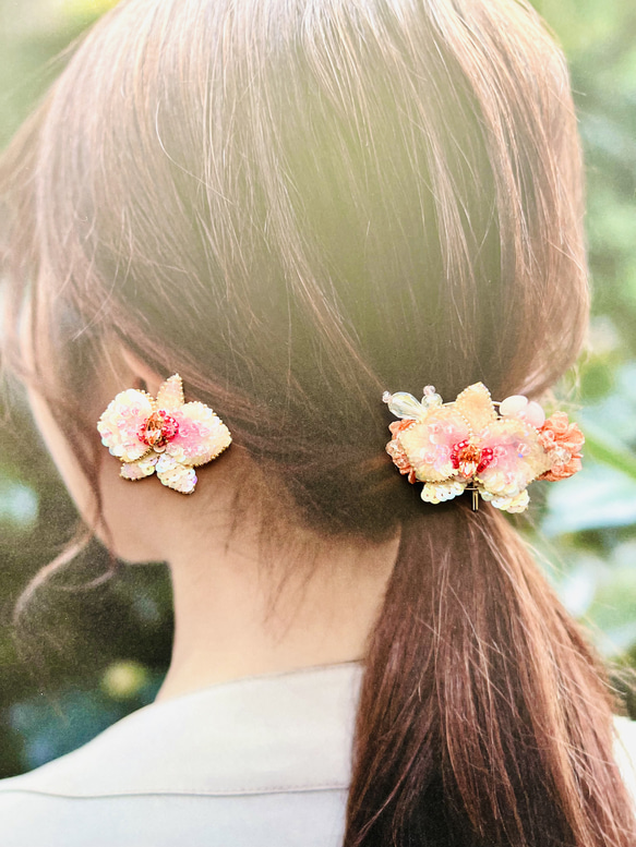 コチョウランの両耳用耳飾り（ピアス/イヤリング単体）桜色のオートクチュール刺繍　 3枚目の画像