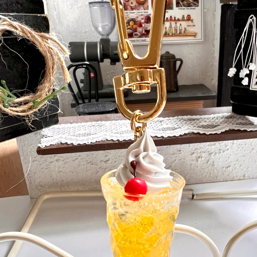 クリームソーダのキーホルダー キーホルダー VanillaConfetti