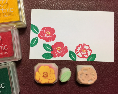 小さめ椿の花と葉の消しゴムはんこ（持ち手つき）マーブル椿の花